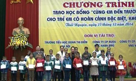 Dirigente vietnamita distribuye becas a estudiantes necesitados